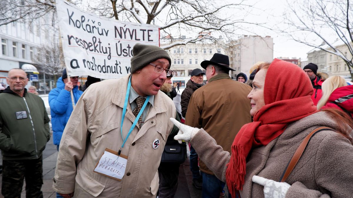 Napětí na demonstraci v Ostravě. Strkanici musela přijet zastavit policie